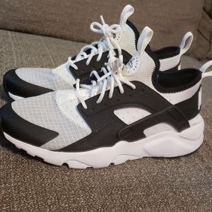 Nike Air Huarache running shoe 5.5